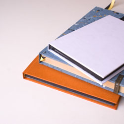 Barevná ořízka, ať už aplikovaná pouze na některou z hran bloku nebo na všechny, je velmi výrazným ozvláštněním