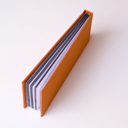 Černá ořízka, barva je nanesena na všechny tři viditelné hrany bloku