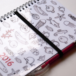 Pevná vodorovná plochá guma nasazená na diáři, včetně ušitého očka na tužku