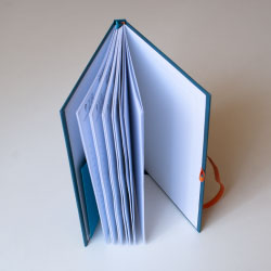 Zadní deska je zcela plochá, guma je zapuštěna do desky a začištěna zadní předsádkou