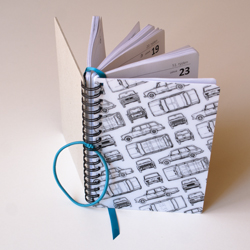 Pevná vodorovná kulatá guma sejmutá z diáře