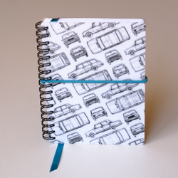 Pevná vodorovná kulatá guma nasazená na diáři