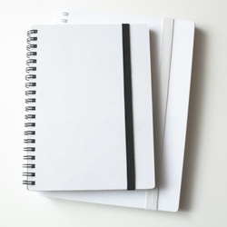 Porovnání volné ploché gumy v bílé a černé barvě na A6 a A5 diáři