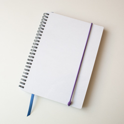 Volná kulatá guma na diáři, ukázka začištění konců