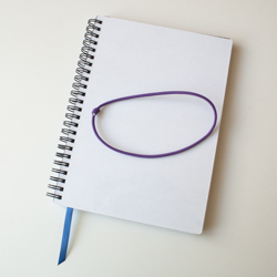 Volná vodorovná kulatá guma sejmutá z diáře