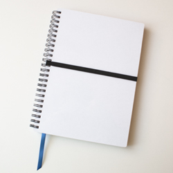 Volná vodorovná plochá guma umístěna na středu diáře