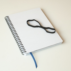 Volná vodorovná plochá guma sejmutá z diáře